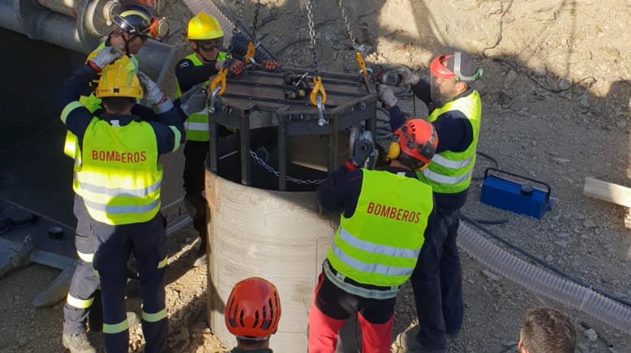 El equipo de rescate introduce la cápsula en el túnel