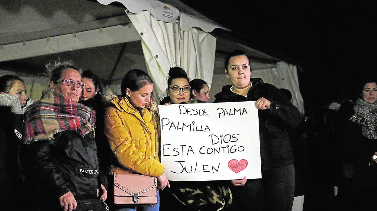 Vecinos en la vigilia celebrada en Totalán el jueves noche junto al pozo