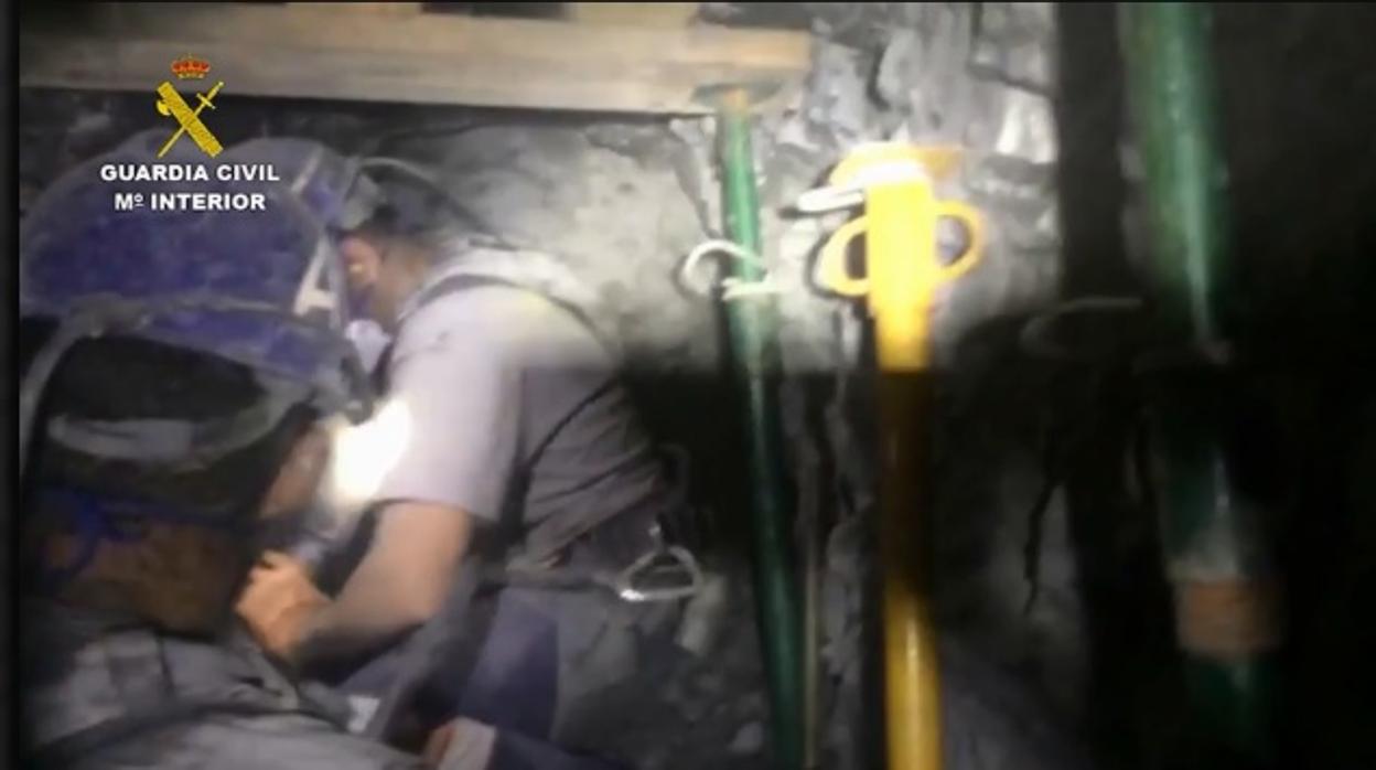 Imágenes publicadas por la Guardia Civil en el interior del túnel