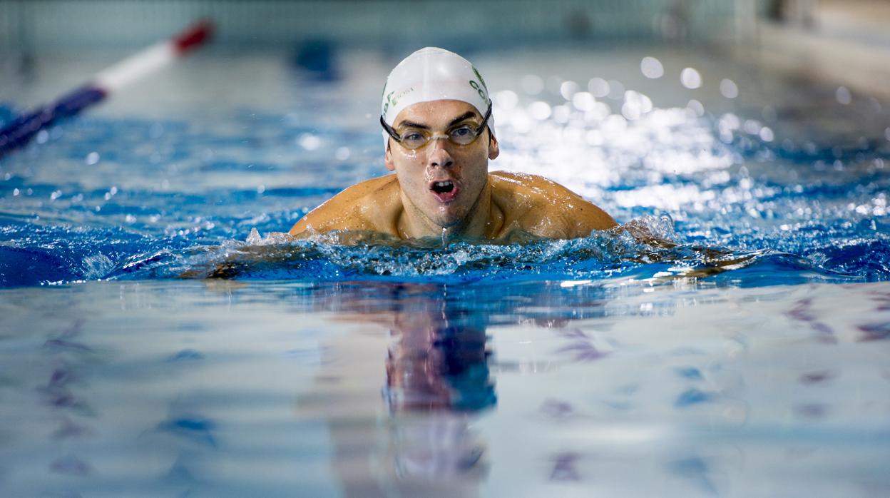 El nadador bujalanceño Paco Salinas, en su especialidad de braza