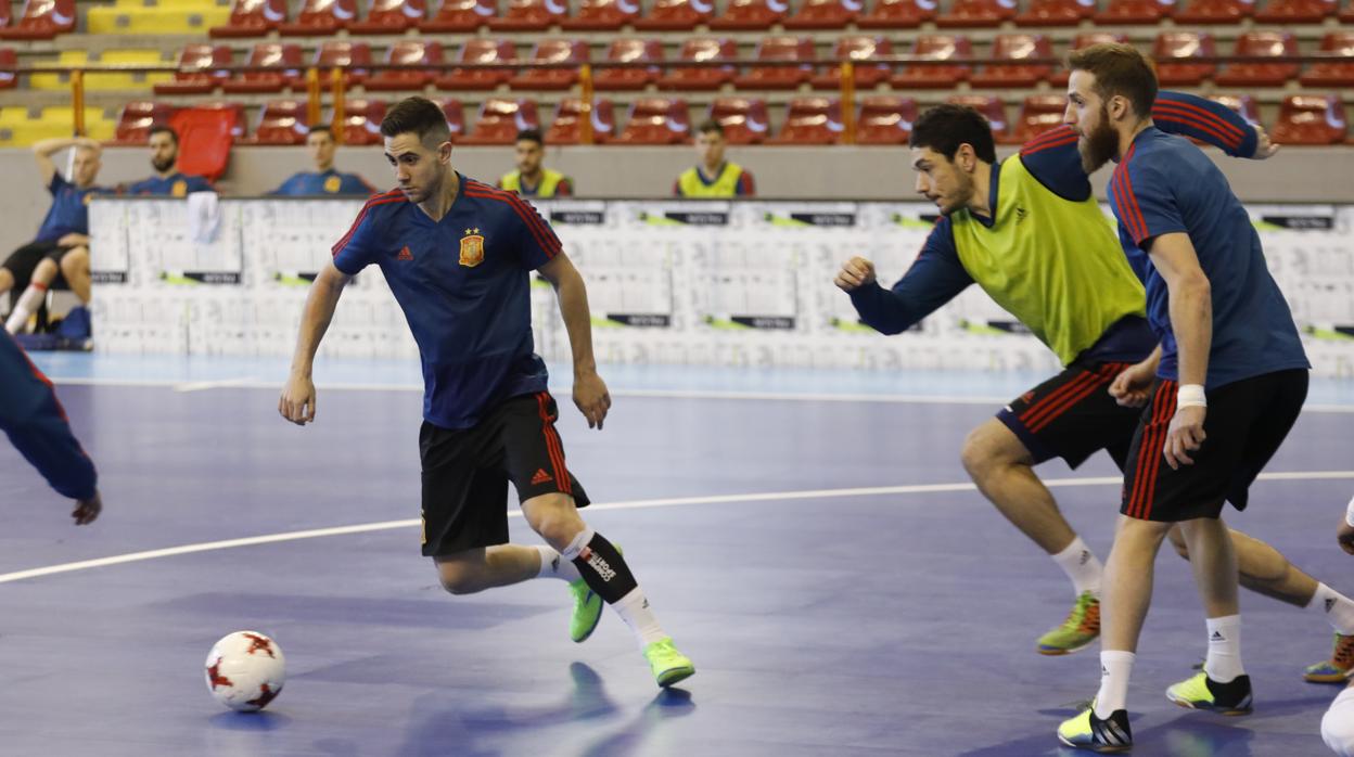 El cordobés Rafael García «Bebe» conduce el balón en el entreno de España en Córdoba