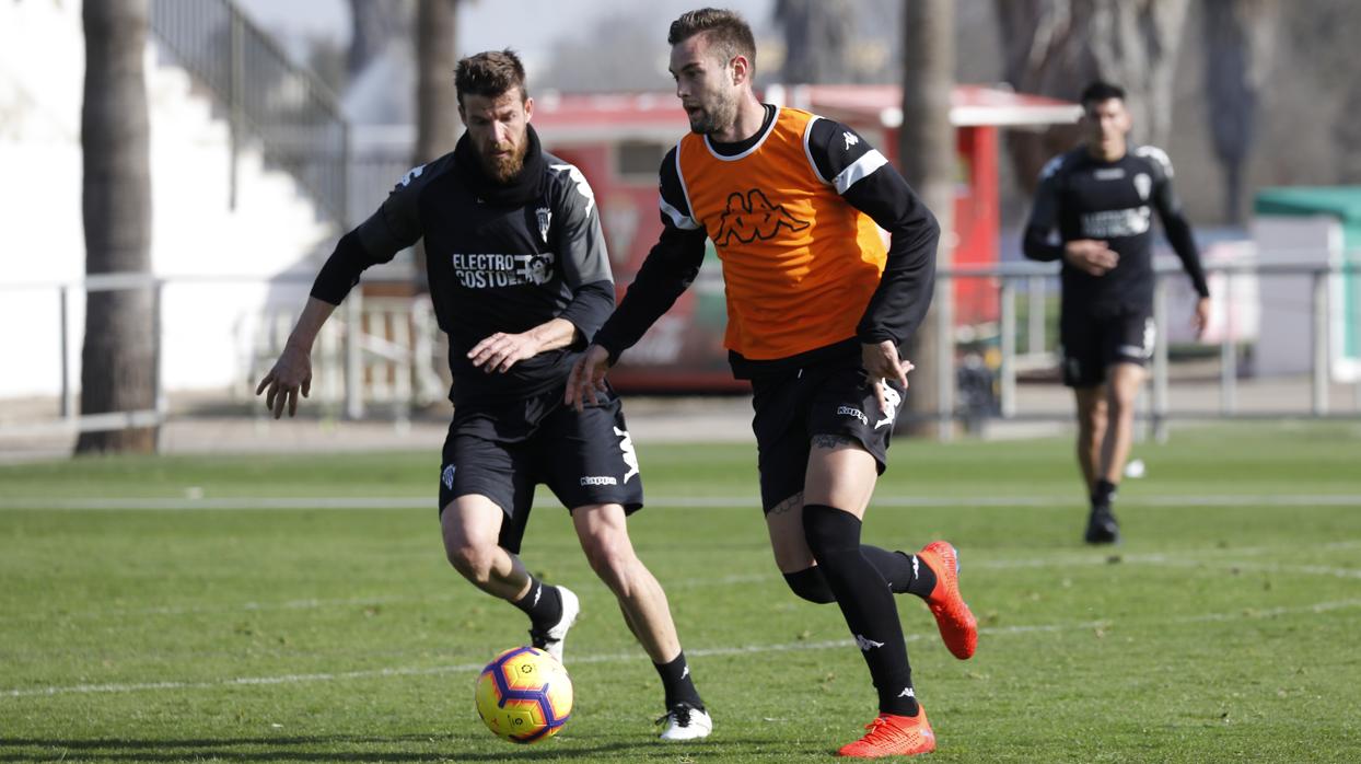 Chus Herrero persigue a Carrillo, dos de los tres fichajes del Córdoba, este martes