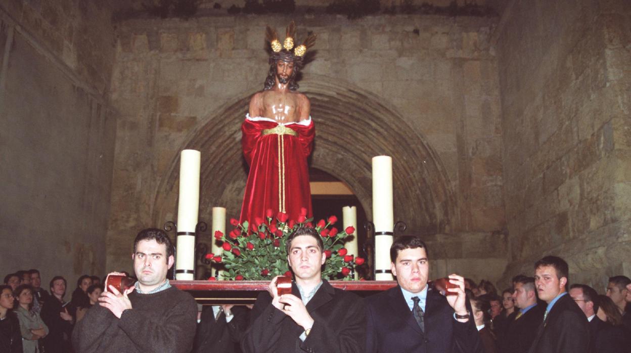 El Señor de las Penas, en su vía crucis de 2000, cuando estaba en Santa Marina por obras en San Andrés
