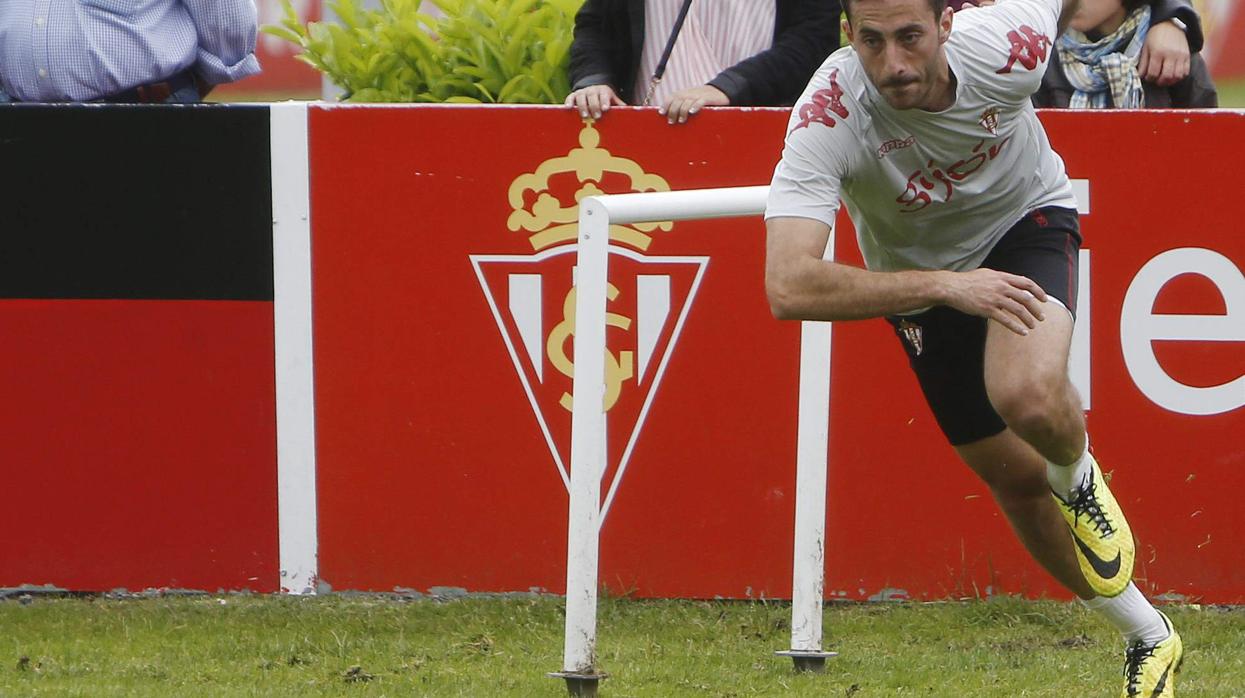 El lateral asturiano Álex Menéndez trota en su etapa en el Sporting
