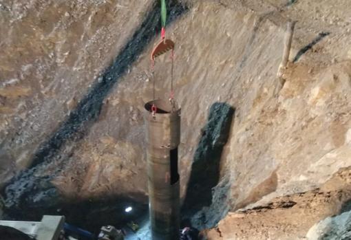 El pozo verticar hecho para sacar a Julen; a la derecha, más pequeño, por el que cayó