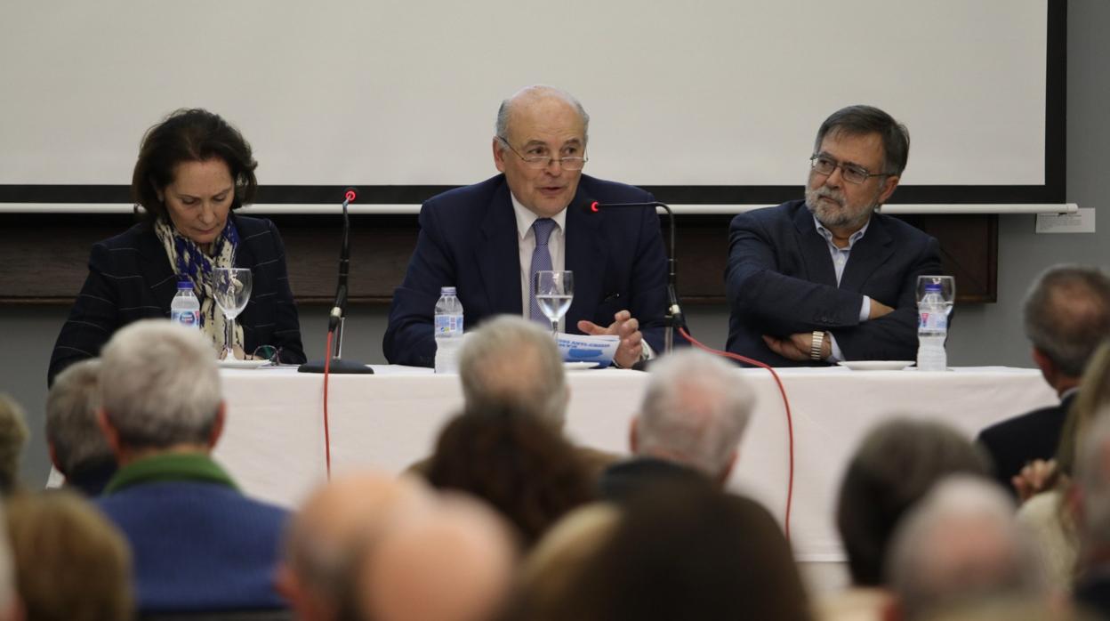 Gloria Lora, Rafael Sánchez Saus y José Calvo Poyato, durante la conferencia del ciclo El Templo de Córdoba