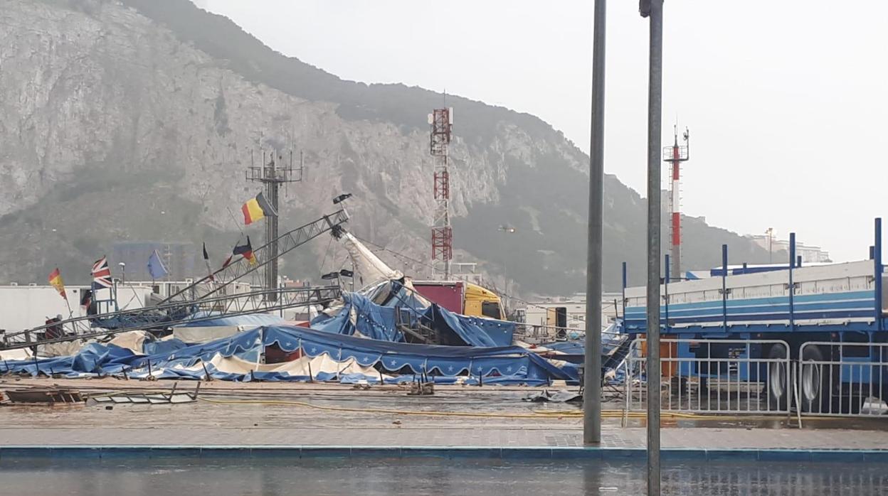 Imagen de cómo ha quedado la carpa del Circo Berlín por el viento