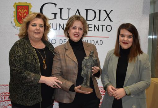 Fátima Gómez, Inmaculada Olea y Beatriz Postigo, con la estatuílla del escritor accitano Pedro -Antonio de Alarcón que recibirá José María García.