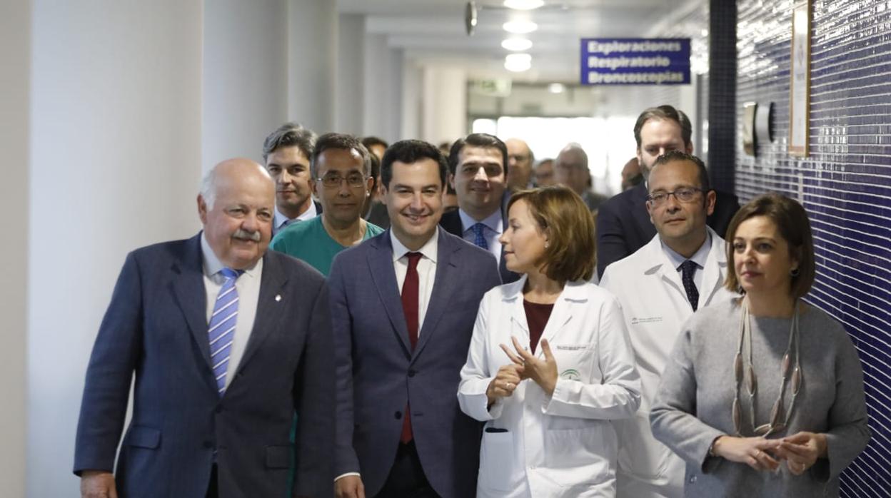 El presidente de la Junta, entre el consejero de Salud y Familias y la directora del Hospital