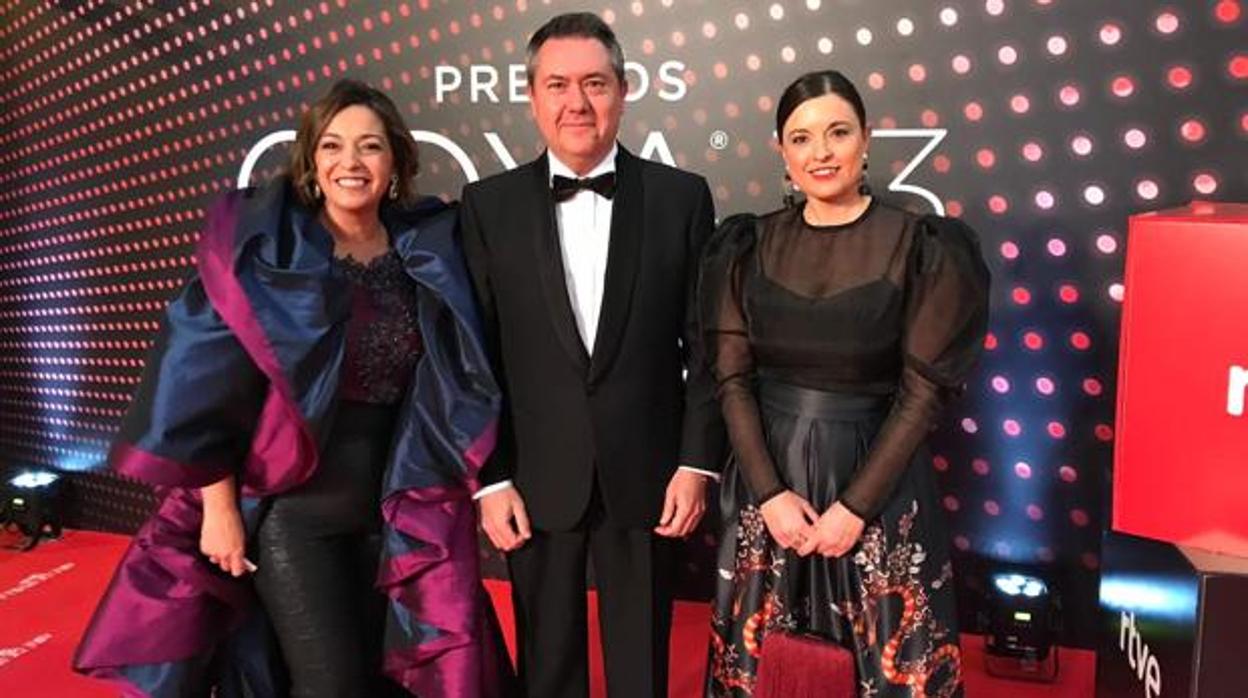 La alcaldesa de Córdoba, Isabe Ambrosio (izquierda), en la ceremonia de los Goya