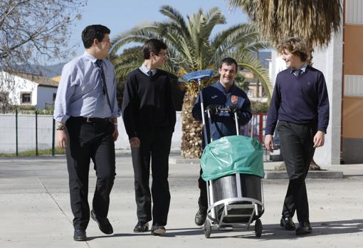 Los alumnos tienen especial cariño en el colegio porque a «Juanito» le encanta bromear