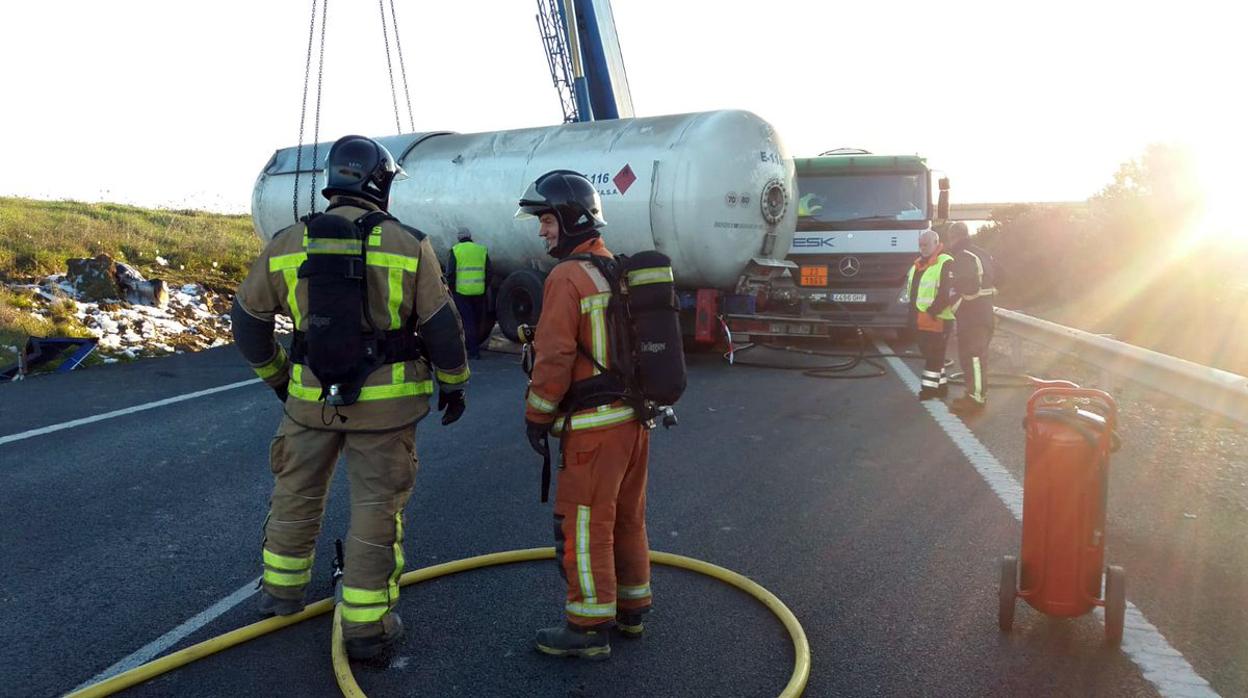 El vuelco del camión se ha producido en el km. 61 sentido Huelva