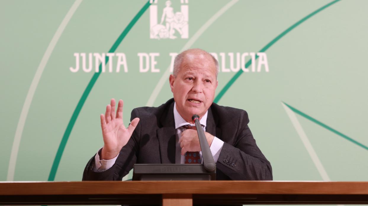 El Consejero de Educación, Javier Imbroda, en su primera rueda de prensa
