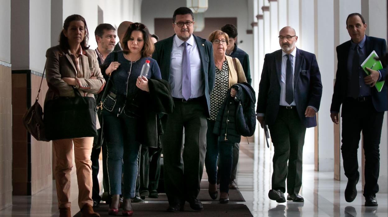 Los diputados del grupo parlamentario de Vox con Serrano a la cabeza. A su derecha, Ana Gil Román