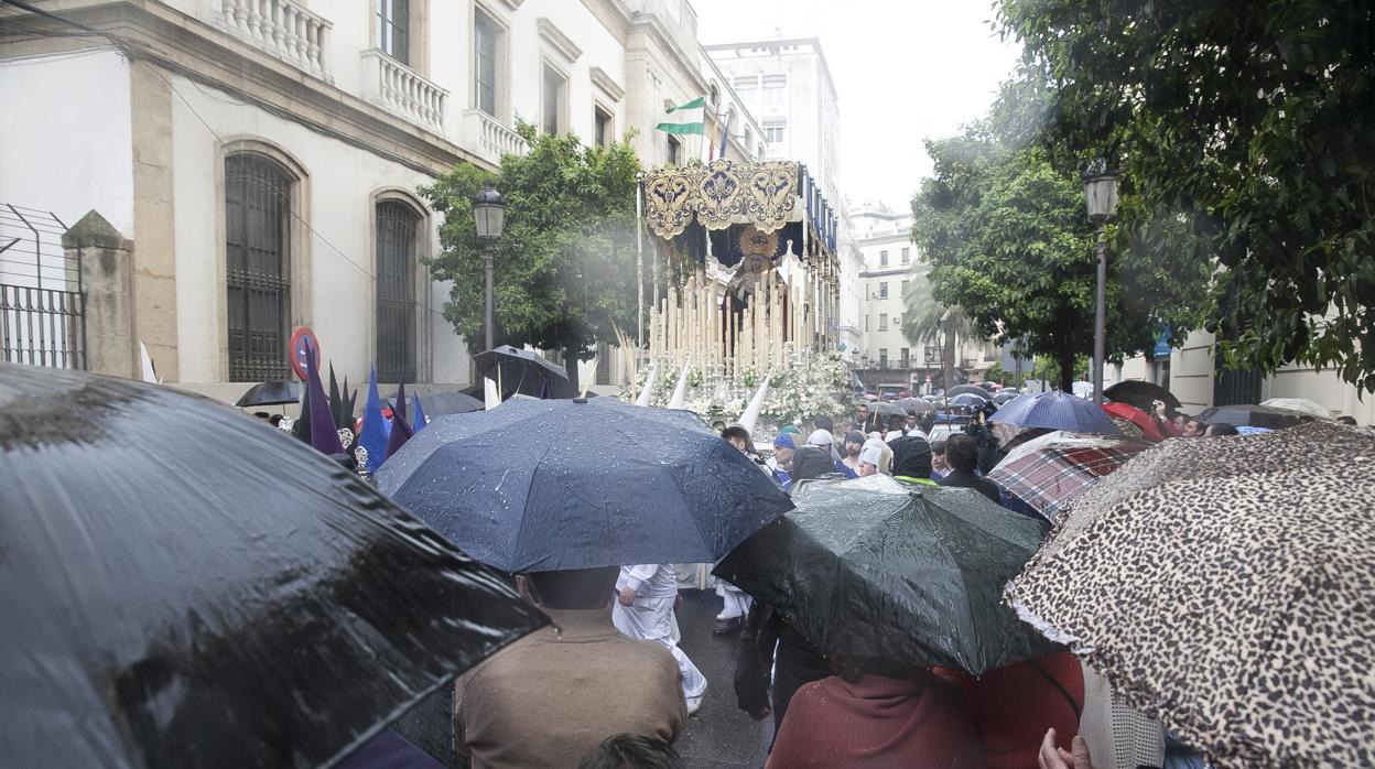 El palio de Nuestra Señora de la Palma bajo la lluvia el Domingo de Ramos del 2016