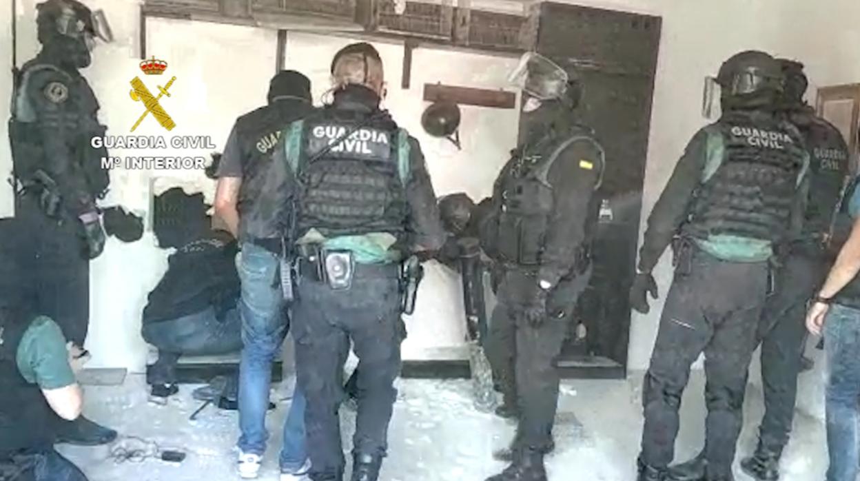 Varios agentes, en uno de los registros realizados este martes en La Línea de la Concepción