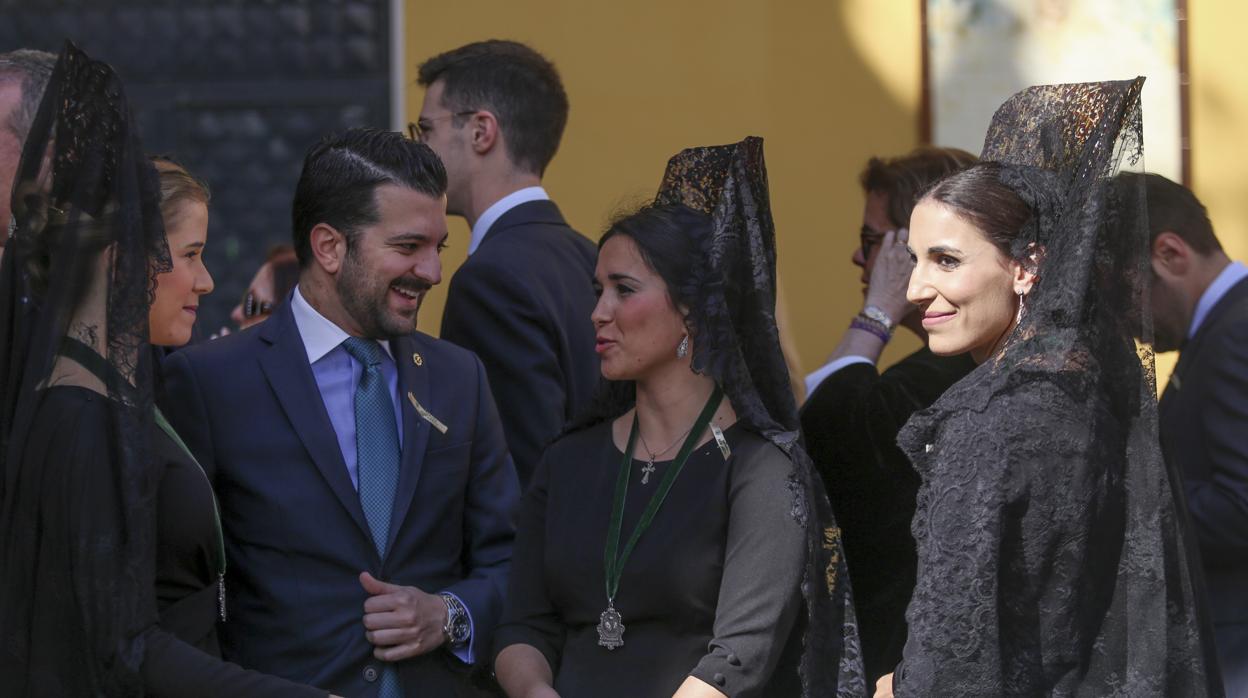 Mujeres de mantilla en la Semana Santa de Sevilla