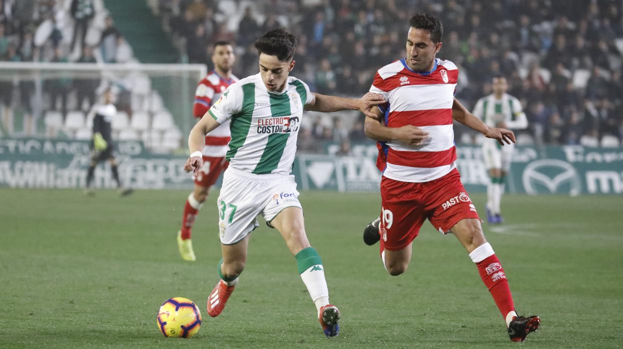 Aguado conduce el esférico ante Montoro en una acción del Córdoba CF-Granada CF