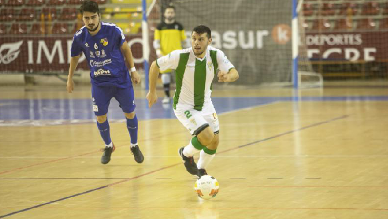Juanra conduce el balón durante el encuentro