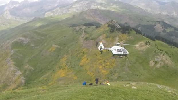 Rescatan en helicóptero a una mujer que resultó herida tras caer en un sendero en Moclín