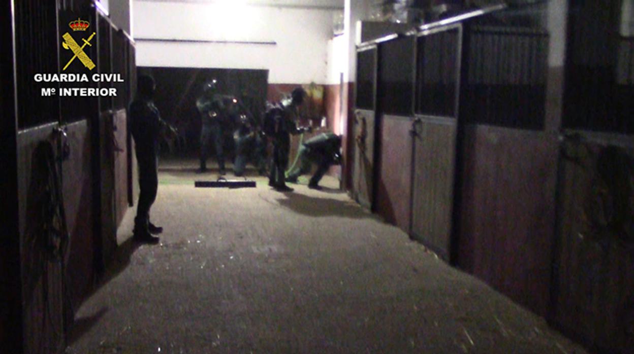 Imagen de uno de los registros realizados en estas operaciones de la Guardia Civil