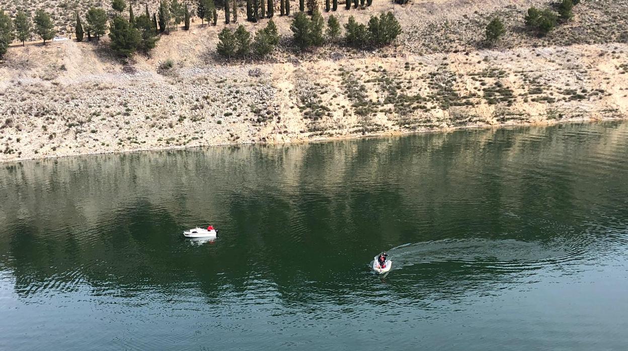 El helicóptero ha caído en el embalse de Iznájar