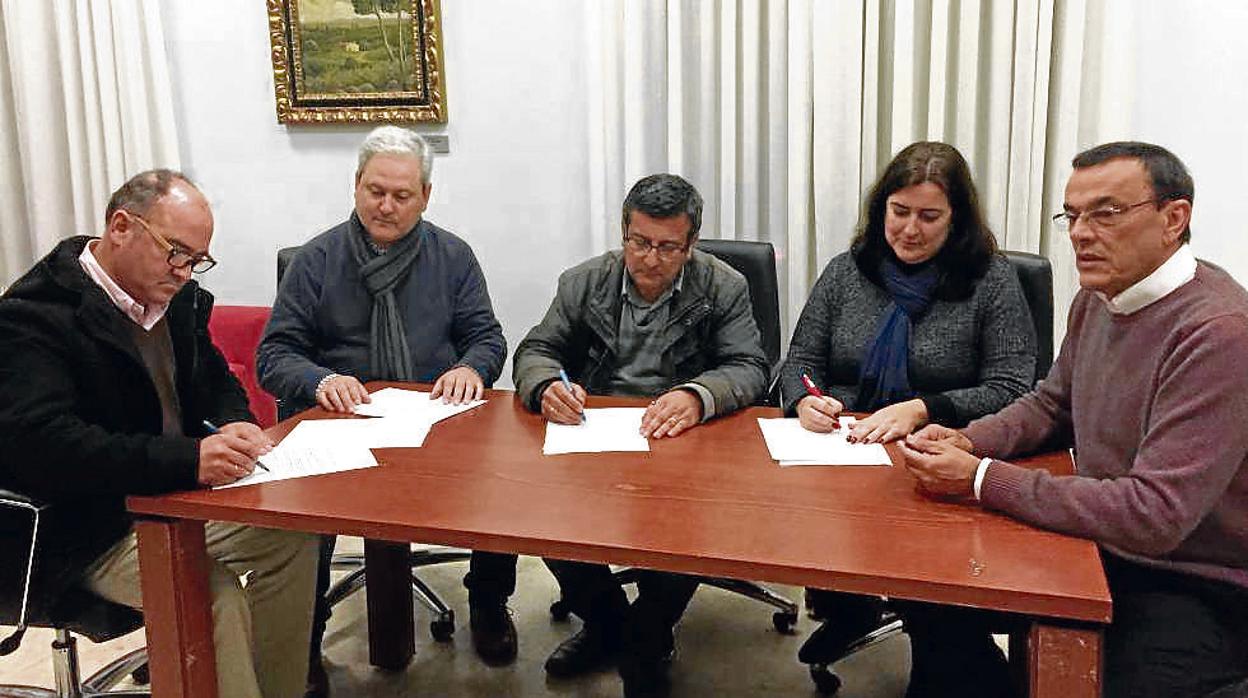 Firmantes del acuerdo de gobierno en Aljaraque tras pararse la moción de censura