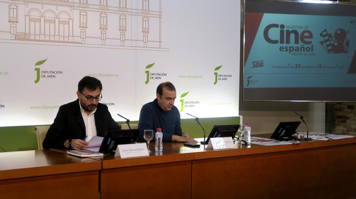 Juan Ángel Pérez, izquierda, y Enrique Iznaola, durante la presentacion de la muestra
