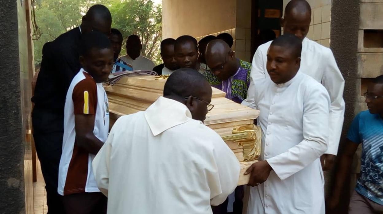 Traslado del féretro del misionero cordobés en África