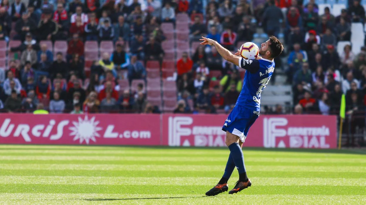 Álex Menéndez controla el balón con el pecho en una acción del Almería-Córdoba CF de este domingo