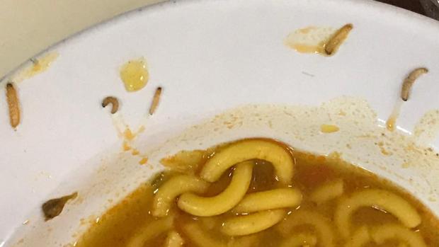 Encuentran decenas de gusanos en la comida de los militares del cuartel de Camposoto, en Cádiz