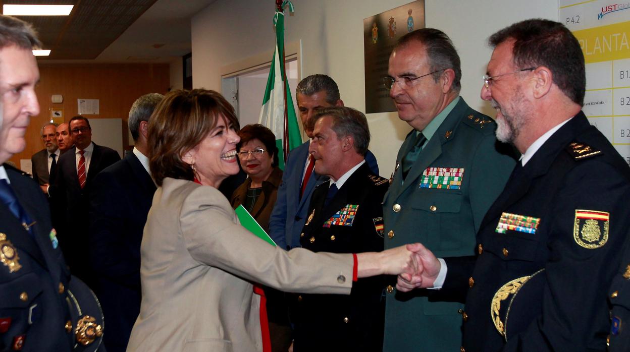 Dolores Delgado saluda a las autoridades a su llegada a Algeciras