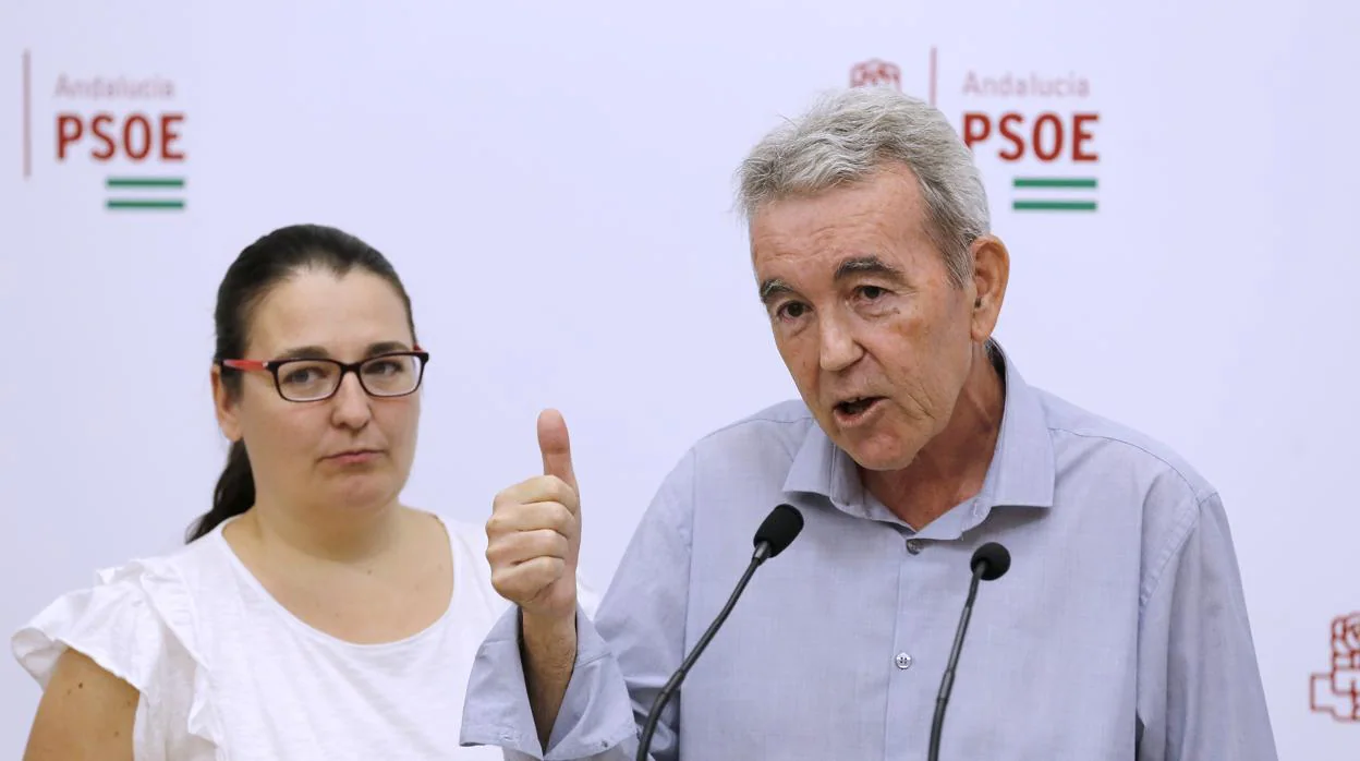 José Mellado en una comparecencia en la sede del PSOE de Córdoba junto a la sanchista Teba Roldán