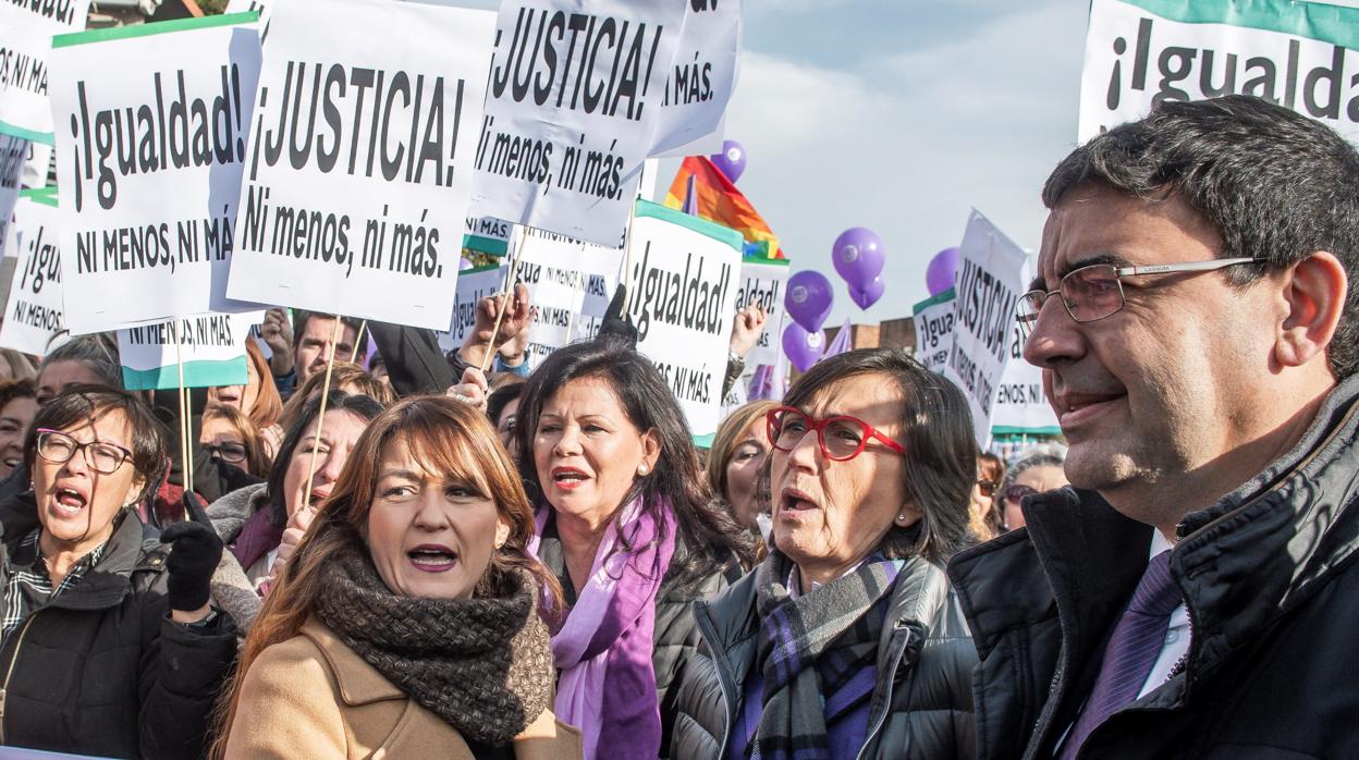 Verónica Pérez (PSOE de Sevilla), junto a Rosa Aguilar y Mario Jiménez, en la protesta el día de la investidura