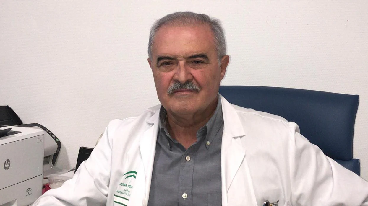 El doctor José Plata en su consulta del Hospital Infanta Margarita de Cabra