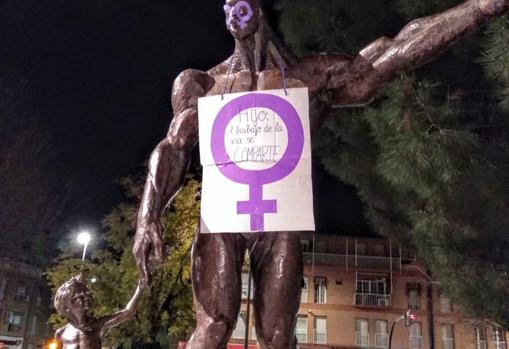 8-M | Las estatuas de Córdoba amanecen «decoradas» con mensajes feministas