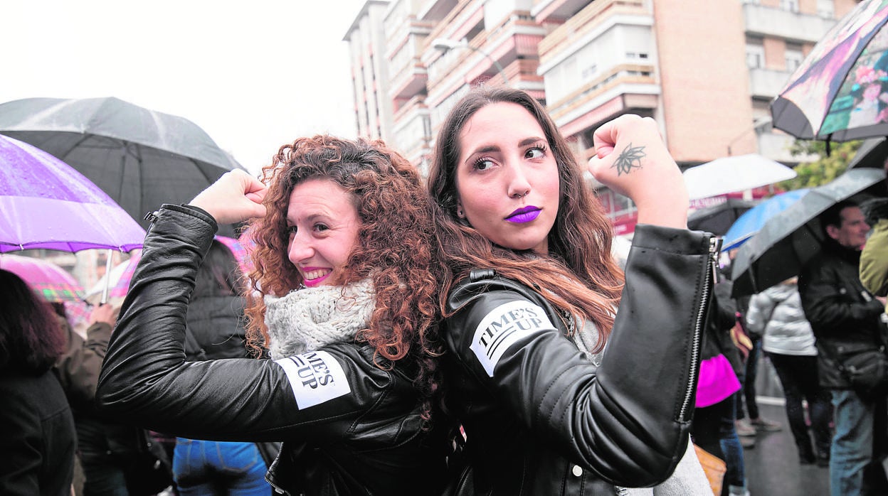 Dos jóvenes en la concentración del último 8-M en Córdoba