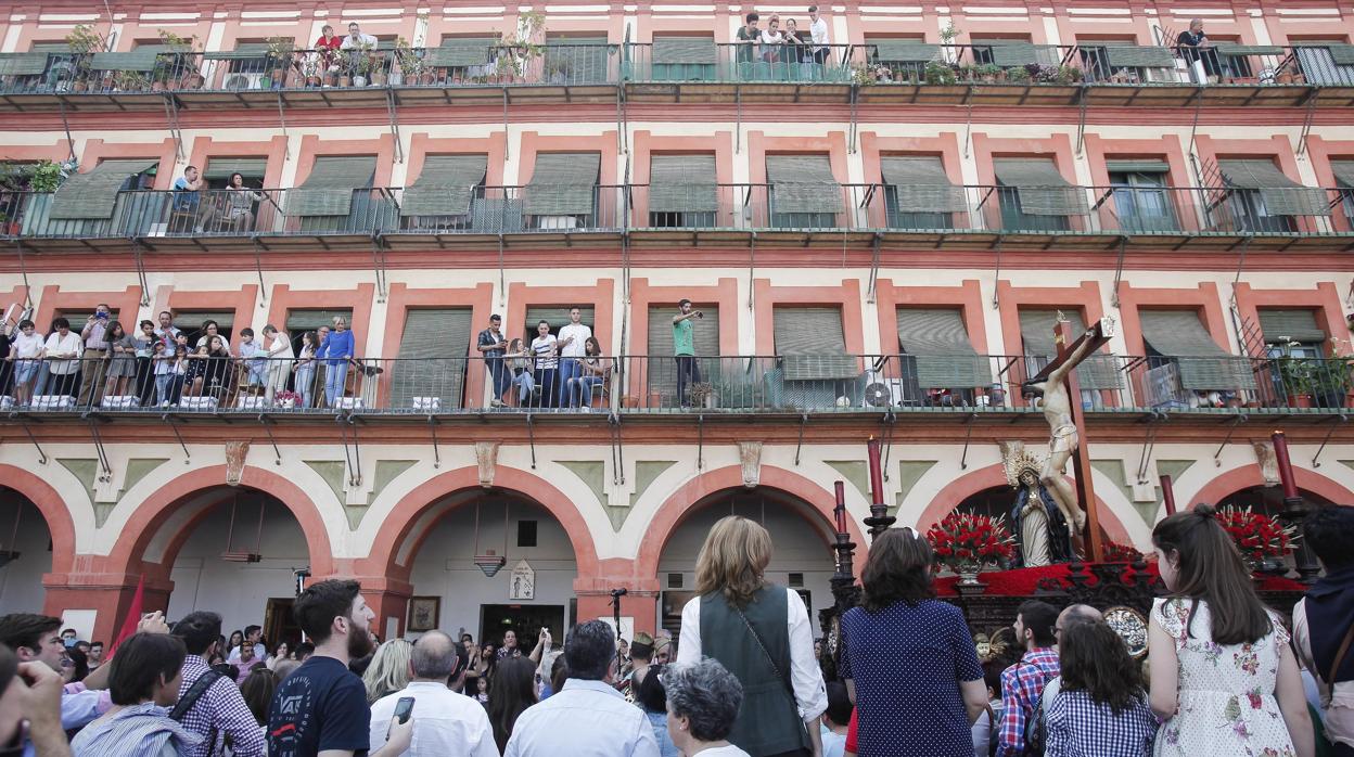 El Señor de la Caridad, a su paso por la plaza de la Corredera en la Semana Santa de Córdoba