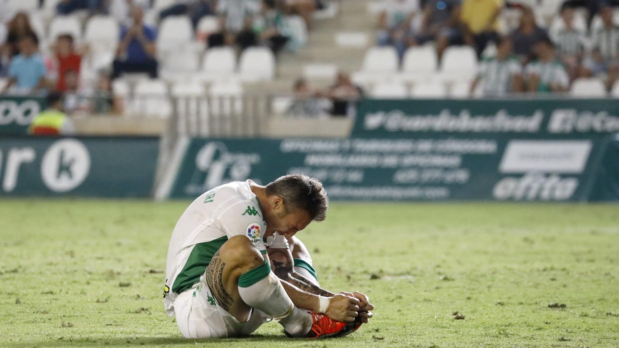 El delantero del Córdoba CF Federico Piovaccar estira en el suelo