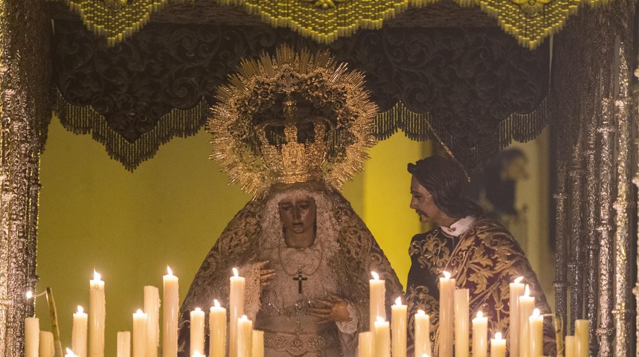 María Santísima de la Amargura, en su paso de palio el Domingo de Ramos de Sevilla