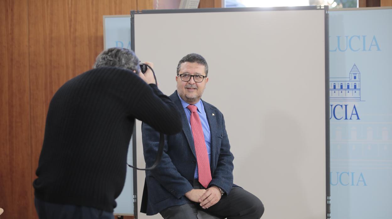 Francisco Serrano, presidente del Grupo Parlamentario de Vox posa para la foto oficial como diputado