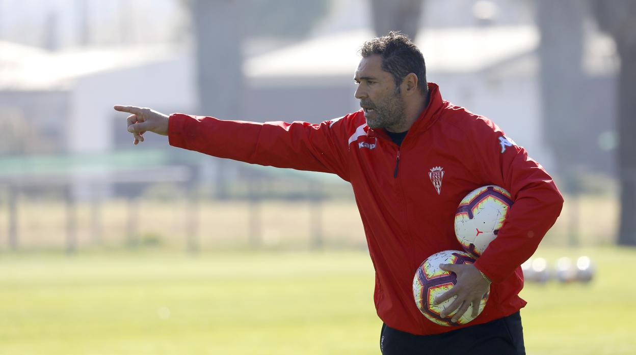 El entrenador del Córdoba, Rafael Navarro, marca el horizonte