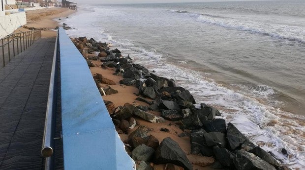 Alerta en Matalascañas: no hay arena en la playa para este verano