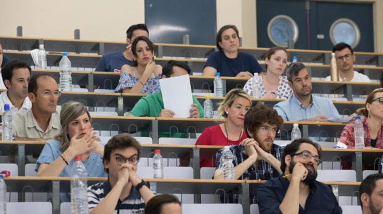 Opositores durante un examen para acceder a la administración
