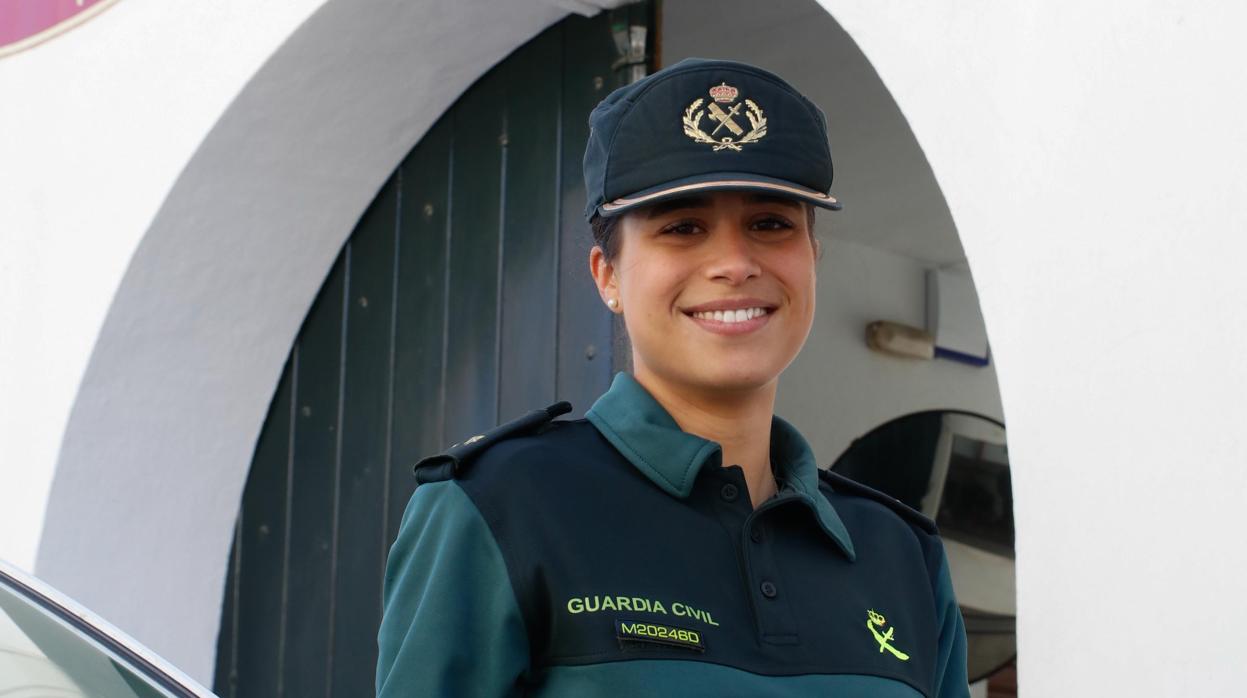 Carmen Pérez a las puertas del puesto de la Guardia Civil de Palma del Río