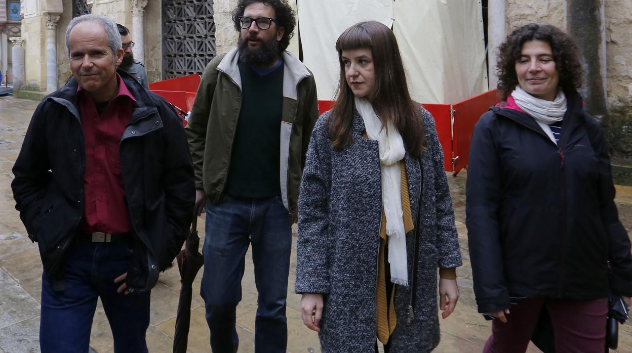 Jorge Hidalgo, junto a los concejales de Ganemos Rafael Blázquez y Victoria López