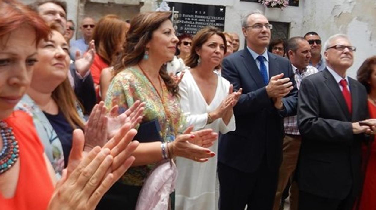 Ambrosio, en su primer acto como alcaldesa, visitó la tumba de Sánchez Badajoz