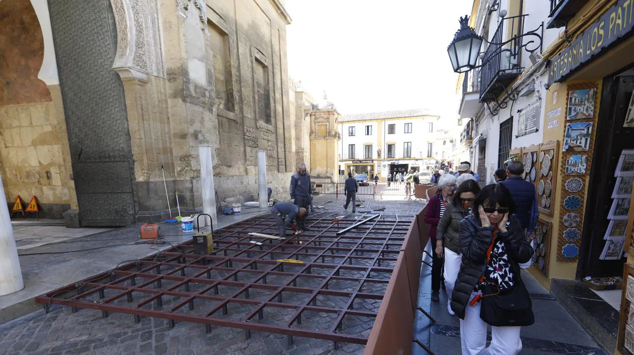Trabajos de montaje de la nueva rampa en la Puerta del Perdón de la Mezquita-Catedral de Córdoba