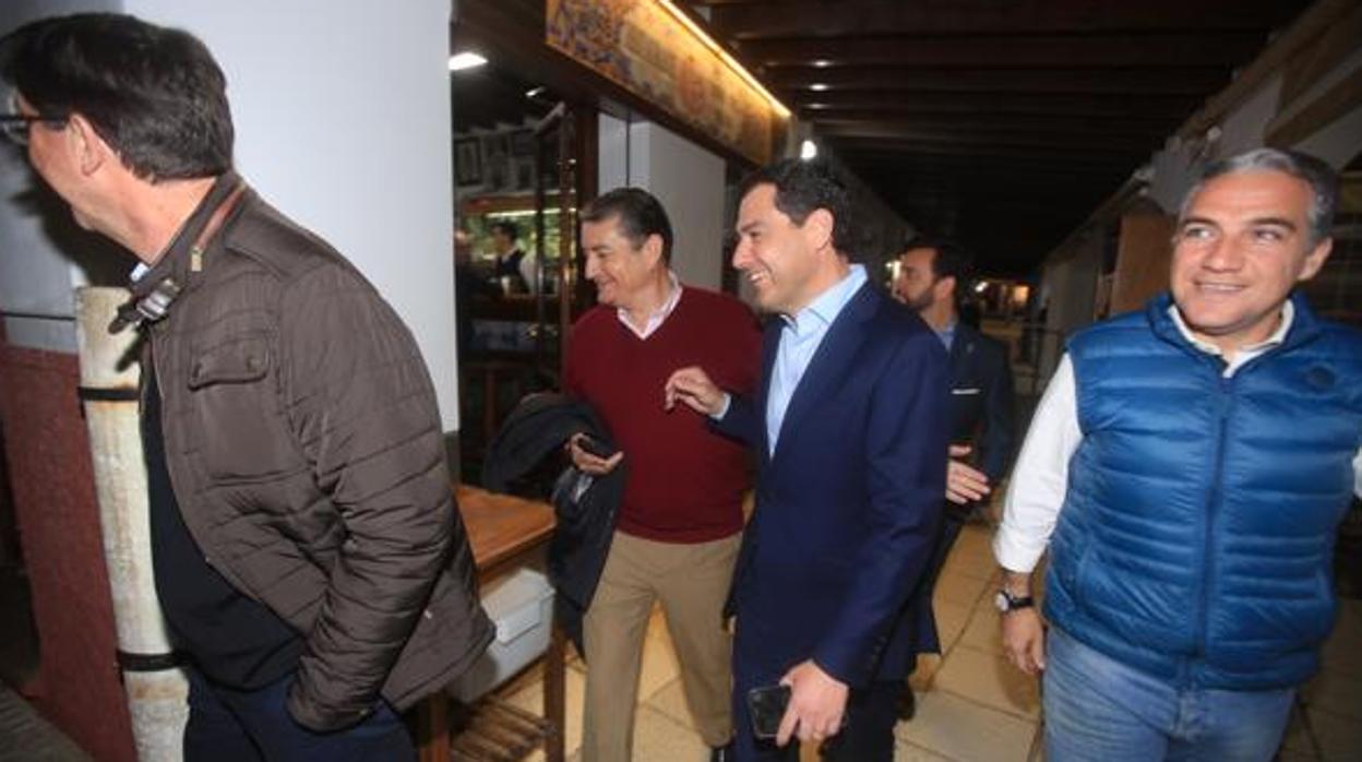 Juanma Moreno, uan Marín, Antonio Sanz y Elías Bendodo, el pasado lunes en Casa Bigote en Sanlúcar de Barrameda