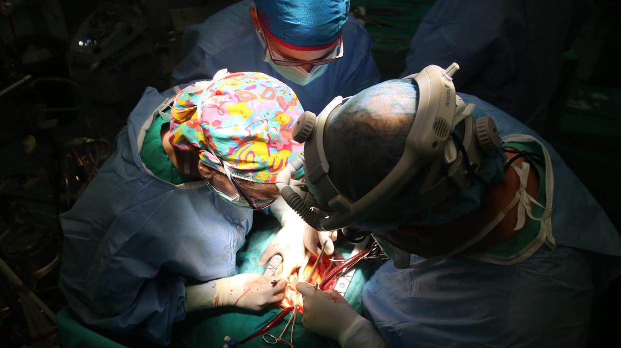Un grupo de cirujanos durante una intervención en el Hospital Reina Sofía de Córdoba